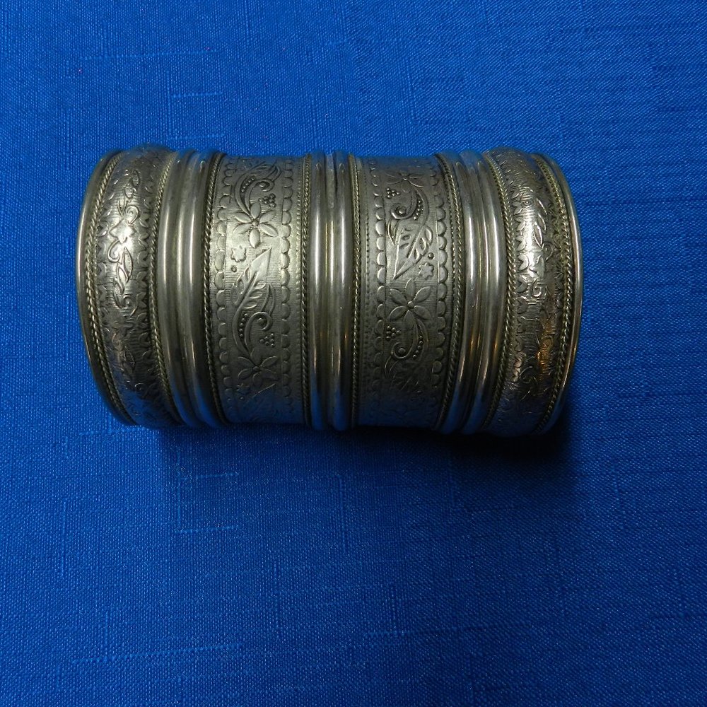 ☀️ Silver metal 4-inch patterned wrist cuff